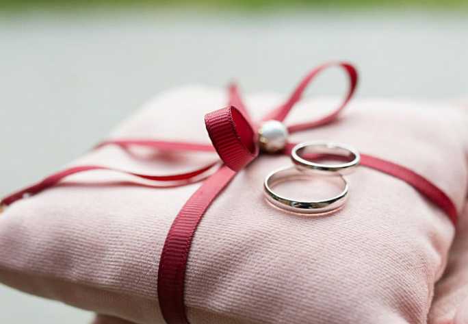 95 Hadiah Ulang Tahun Pernikahan + Ide berdasarkan Tanggal