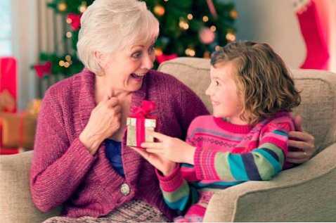 Kaj podariti babici najkoristnejša, iskrena, ne-trivialna darila ljubljeni osebi