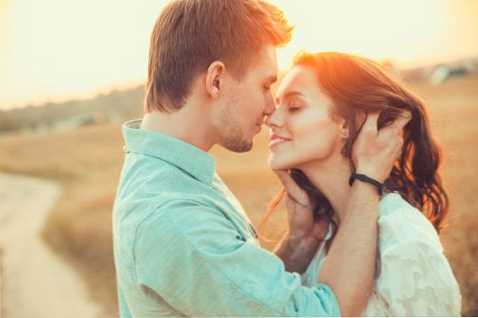 Co dać dziewczynie na miesiąc związku? - oryginalne pomysły na prezenty na pierwszą randkę miłosną