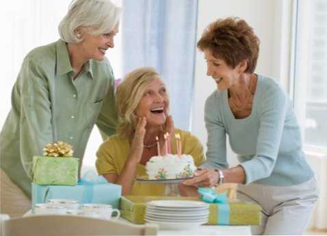 Kaj podariti mami za 70. rojstni dan najprimernejša darila za rojstni dan
