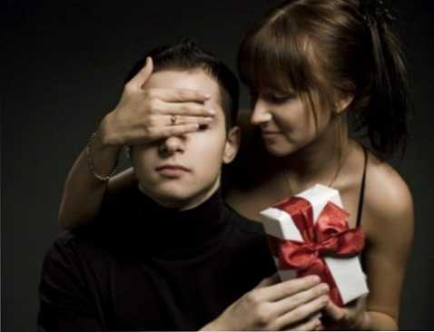Какво да подарите на 23 февруари на любовник - интригуващи идеи за любим човек