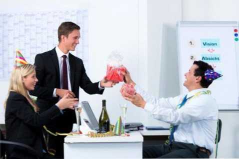 Шта дати мушком колеги вин-вин идеје и препоруке за његов рођендан