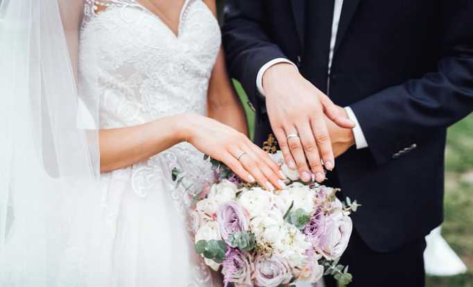 Što pokloniti supruzi na godišnjicu vjenčanja s chintzom (1 godina)