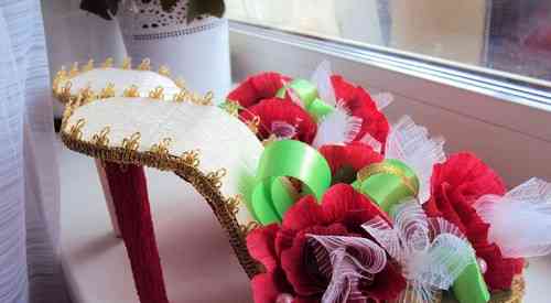 Elegantný darček na papuče so sladkými cukríkmi