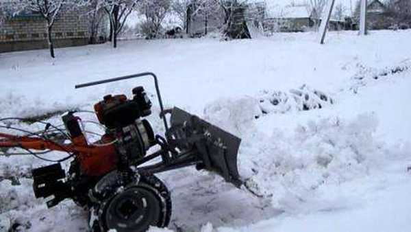 Cara membuat peniup salju melakukannya sendiri di atas traktor berjalan-balik
