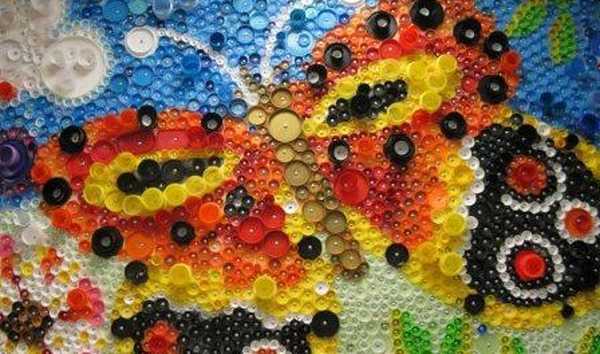 Mosaik dari tutup dari botol plastik