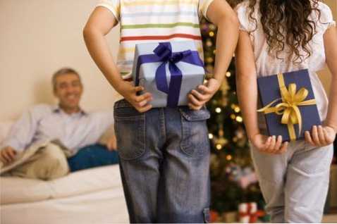 Hadiah untuk ayah di berbagai liburan, kami mempertimbangkan beberapa opsi