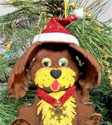 Psi iz peneirane božične drevesne škatle za igrače in spominke
