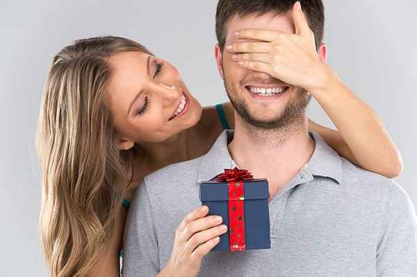 TOP 105 nápadů pro dárky pro muže k narozeninám + tipy