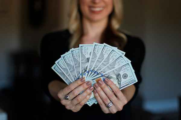 TOP 50 nápadů, jak dát peníze ženě a tipy