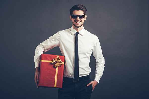 ТОП 53 идеи Какво да подарим на мъж за 30 години +19 подаръци и съвети