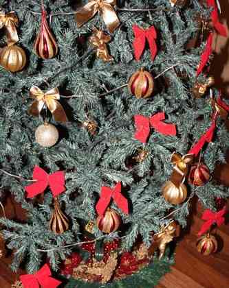 Okrasitev stojala za božično drevo in božični škorenj
