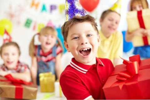 Vyberáme darček pre 5-ročného chlapca k narodeninám, poteší nás dieťa aj rodičov