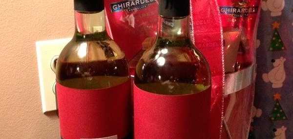 Cara indah menghias sebotol sampanye untuk Tahun Baru