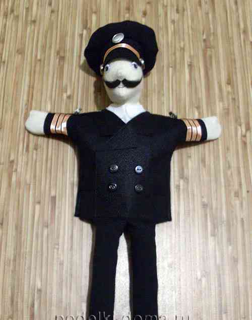 Boneka di tangan Kapten Laut