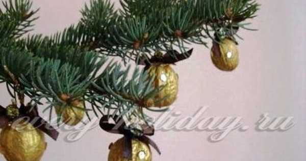 Hiasi pohon Natal dengan mainan manis