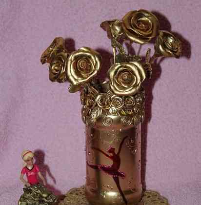 Narodeninová váza s bábikami Barbie s kvetinami
