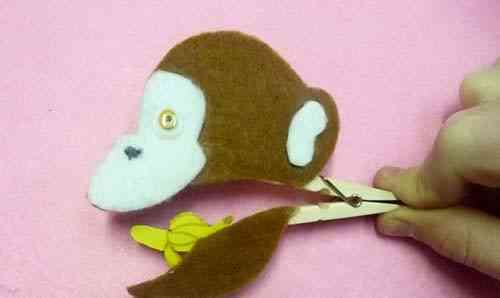 Zabawka „Monkey on a clothespin”
