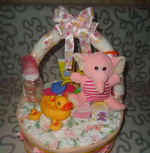 Очарователен подарък за новородено бебе - кошница с пелени цветя