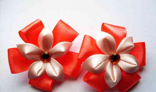 Kanzashi dari pita - karet gelang dengan bunga