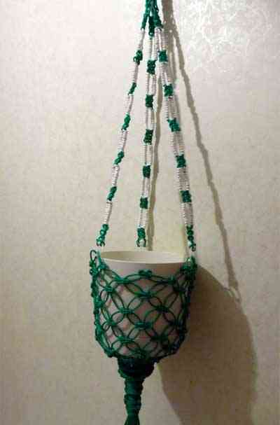 Cache-pot untuk bunga (macrame). Kelas master