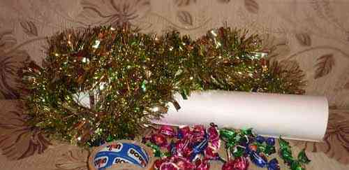 Namizna dekoracija božično drevo s sladkarijami