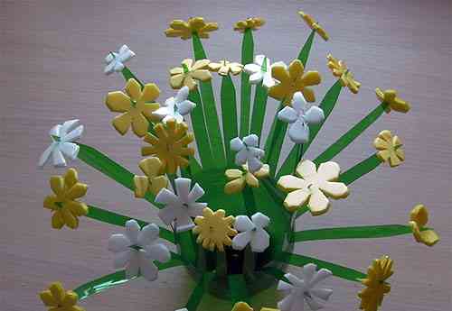 Váza virággal egy műanyag palackból