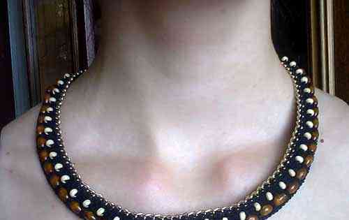 Pletený náhrdelník s korálkami